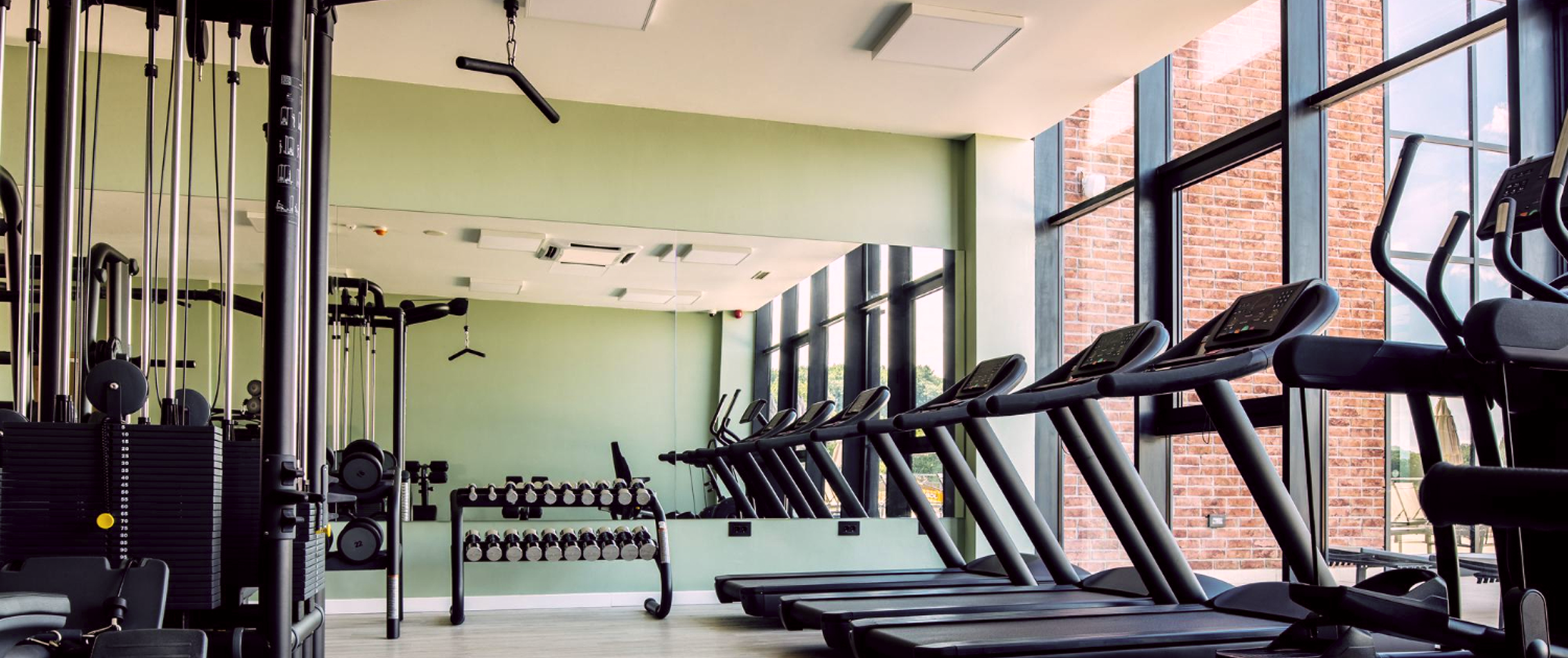 Тренажёрный зал с гантелями и беговыми дорожками