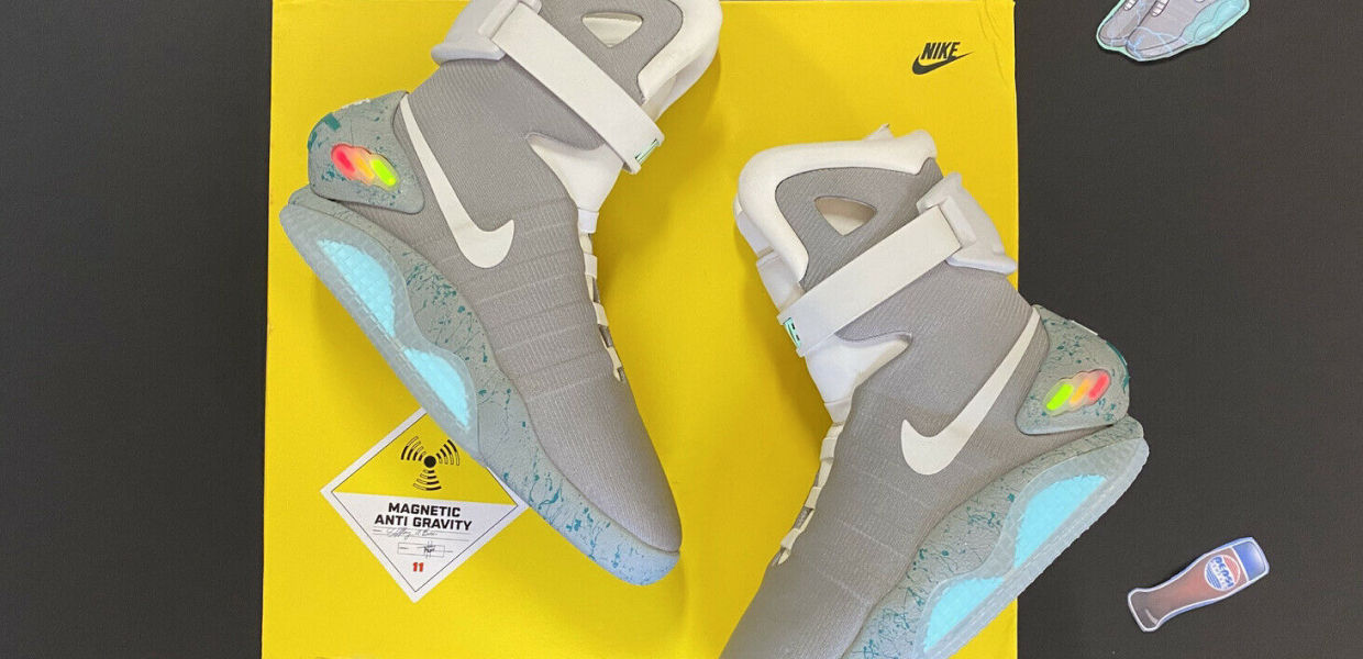 Пара кросовок Nike Air Mag на жёлтой коробке